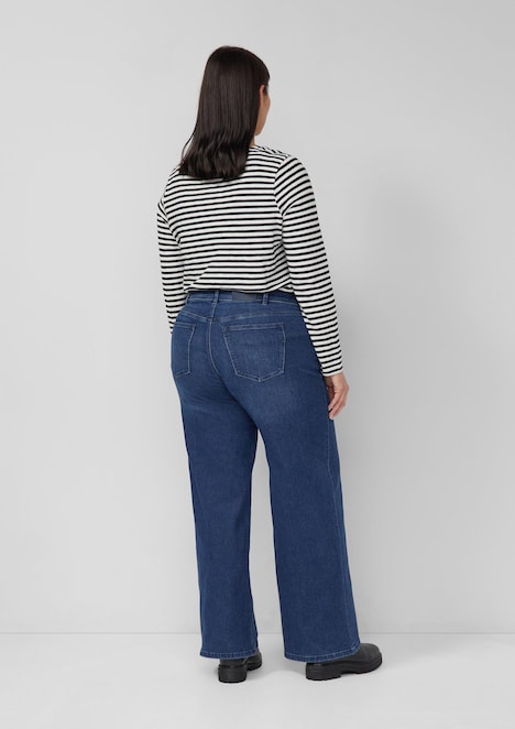 Jeans / Mid Rise / Wide Fit