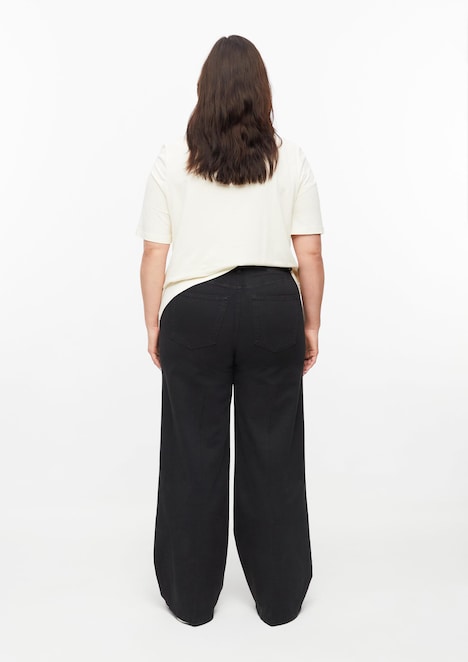 Jeans / High Rise / Wide Fit