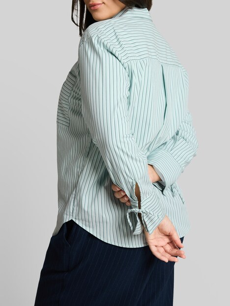 Oversize Hemdbluse mit Herz-Stickerei