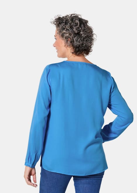 Figurschmeichelnde Schlupfbluse mit modischer Kragenverarbeitung