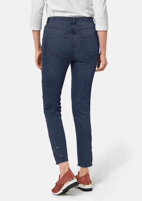 Jeans met borduursel bij de zoom