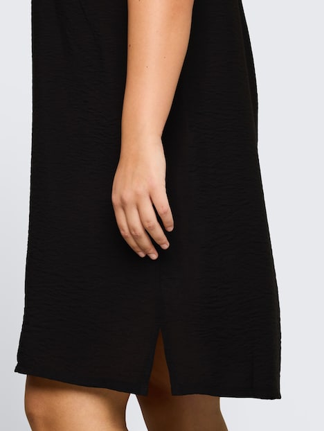 Kleid mit V-Ausschnitt