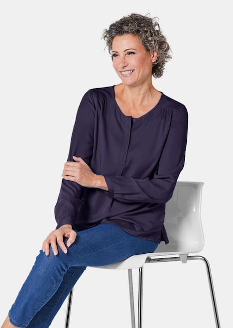 Figurschmeichelnde Schlupfbluse mit modischer Kragenverarbeitung