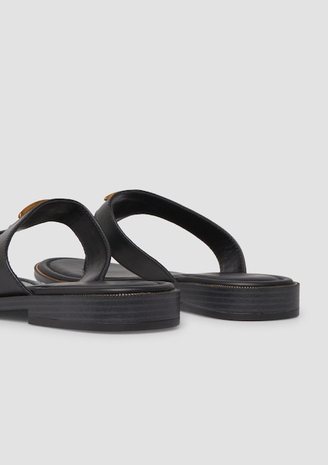 Zehentrenner-Sandalen aus Leder mit dekorativem Detail
