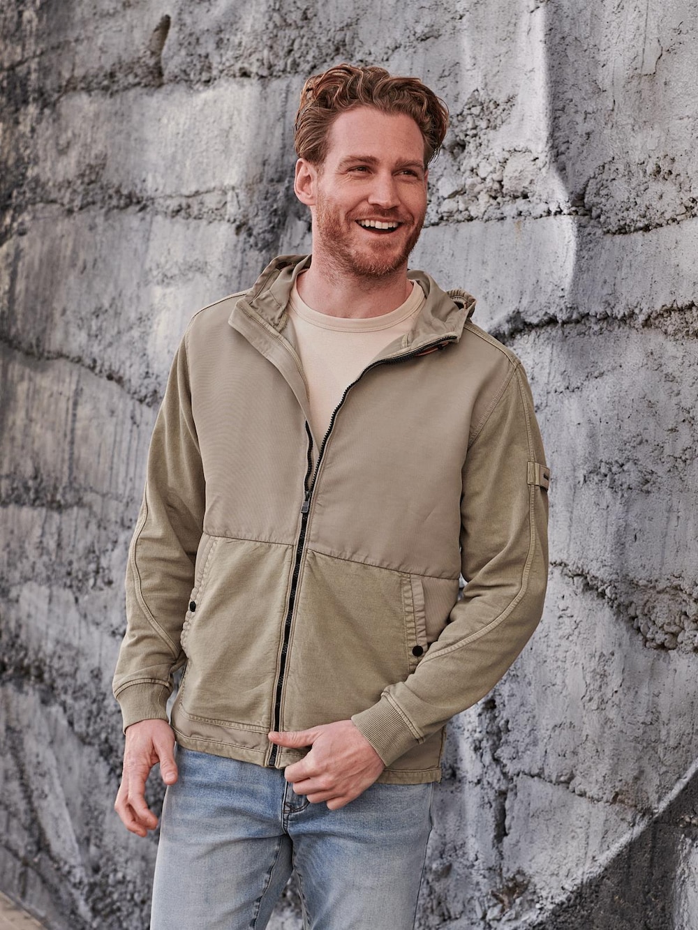 Sweatjacke mit Kapuze