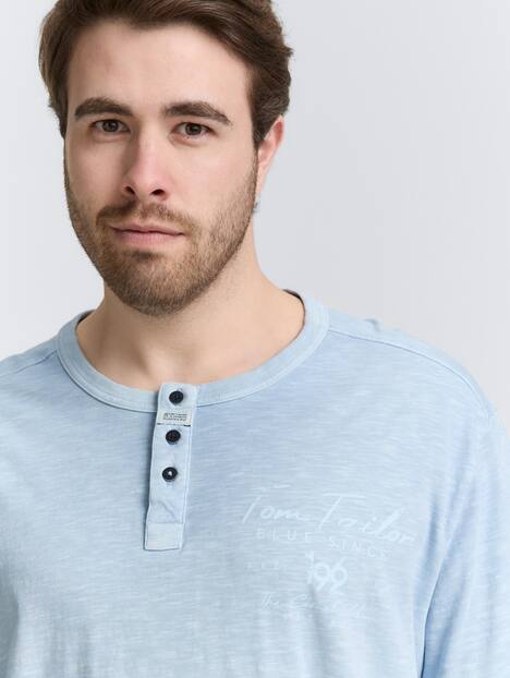Henley T-Shirt mit Print