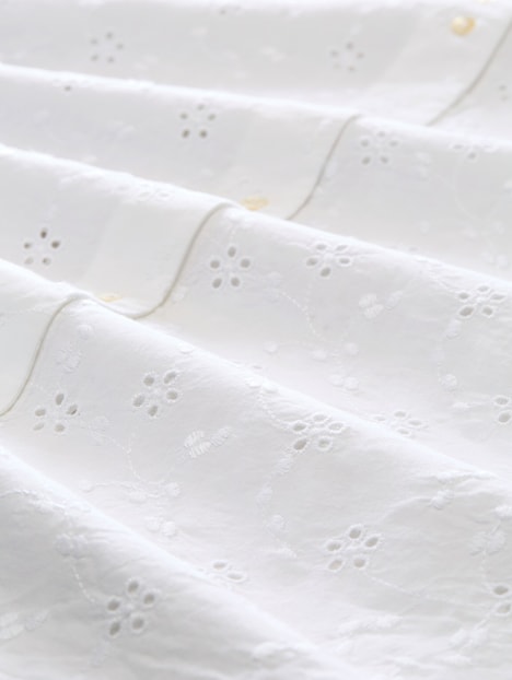 Bluse mit Lochstickerei