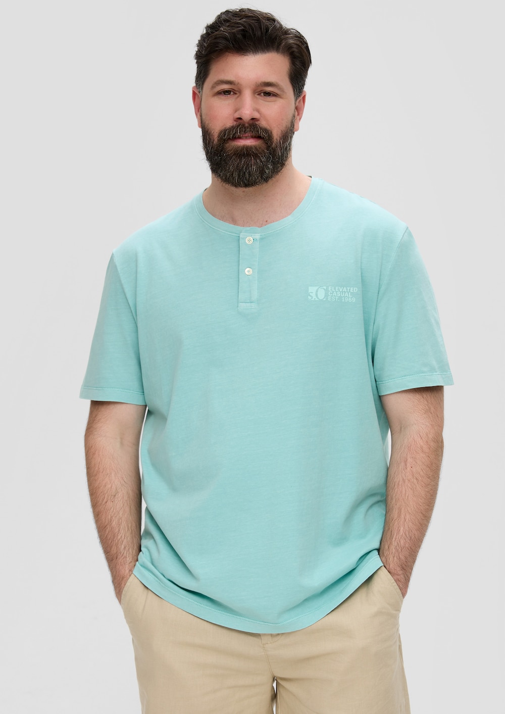 T-Shirt mit Garment Dye und Henley-Ausschnitt