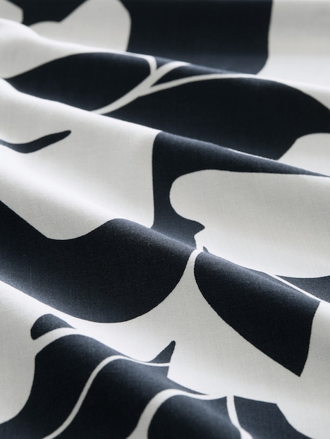 T-Shirt im Material-Mix
