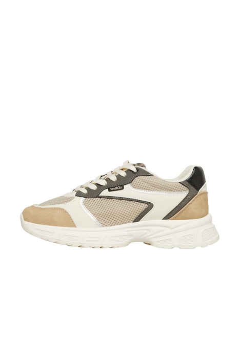 Sneaker mit Schnürung