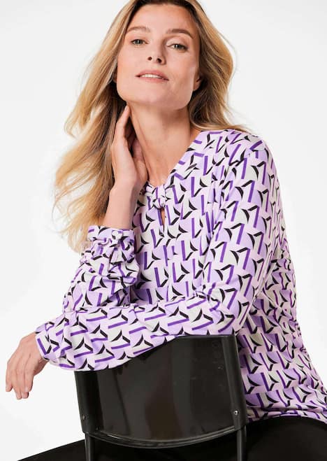 Schönes Druckshirt mit außergewöhnlichem Ausschnitt