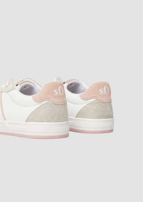 Sneaker mit Schnürung