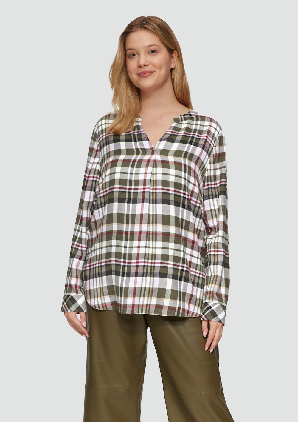 Karierte Bluse aus Viskosemix und Krempel-Detail