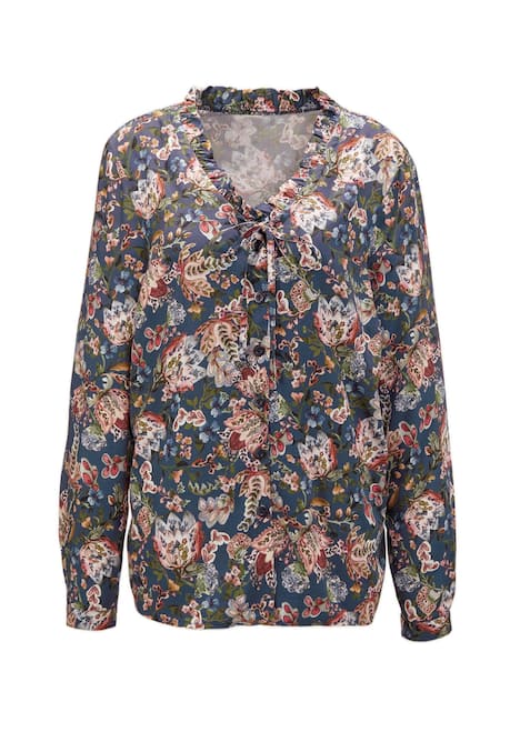 Druckbluse mit raffinierter Ausschnittlösung