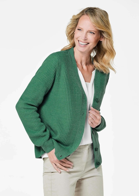 Pflegeleichte Strickjacke in hochwertiger Rippenstruktur