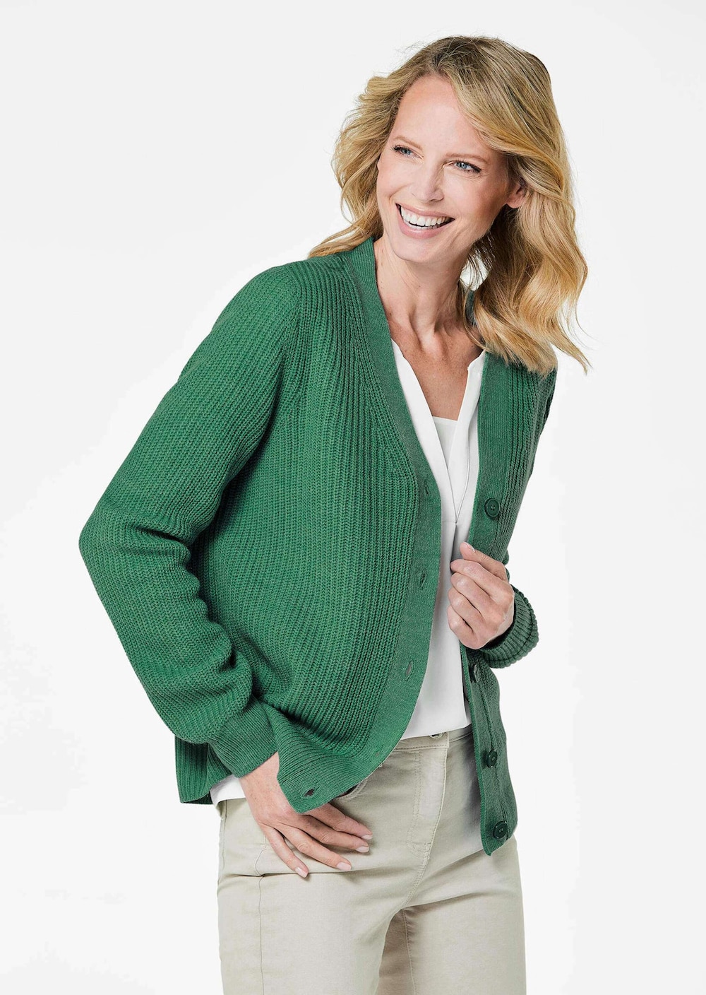 Pflegeleichte Strickjacke in hochwertiger Rippenstruktur