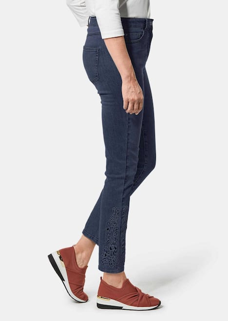 Jeans met borduursel bij de zoom