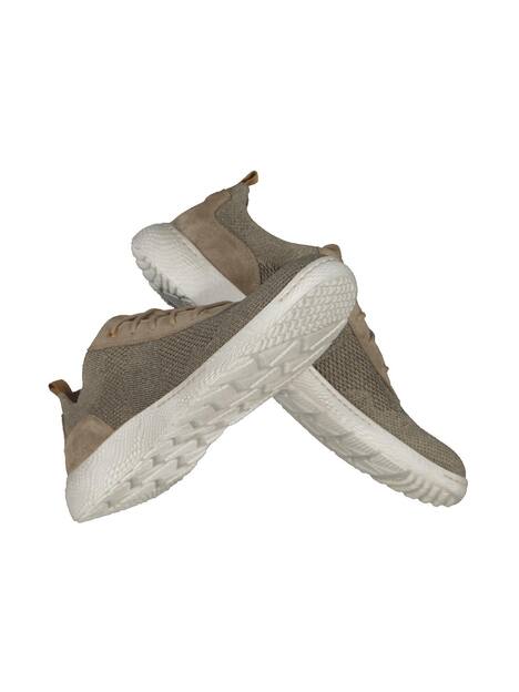 Sneaker aus Materialmix