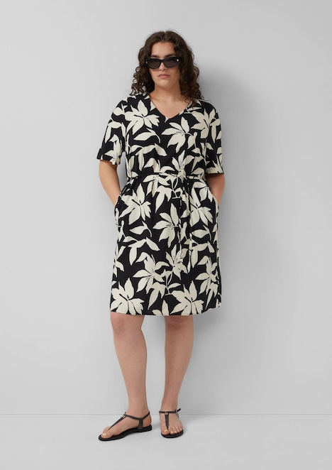 Strukturiertes Kleid mit Gürtel
