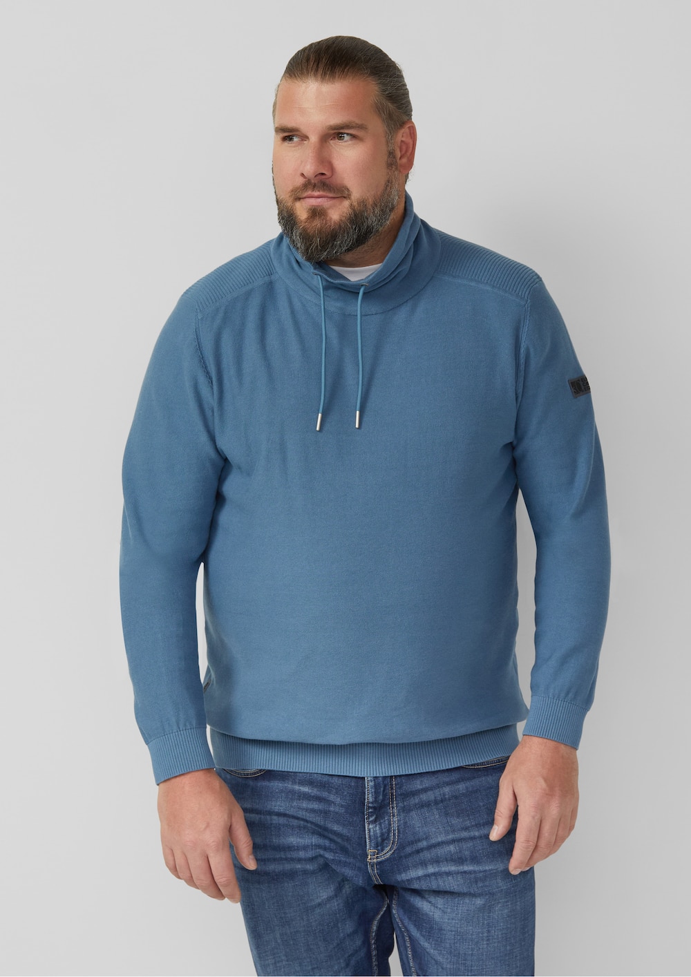 Leichter Pullover mit Snood-Kragen und Logo-Detail