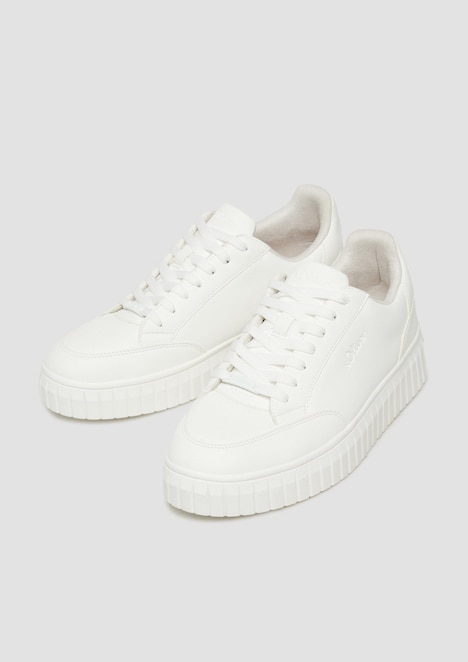 Sneaker mit Plateau-Sohle