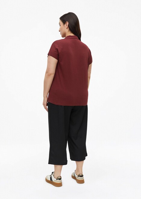 T-Shirt mit Polokragen und überschnittenen Schultern