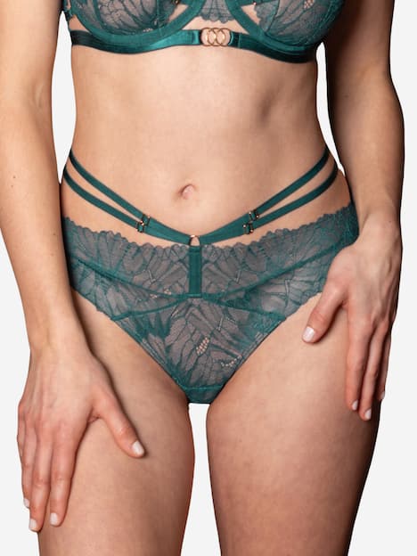 String FemFatale