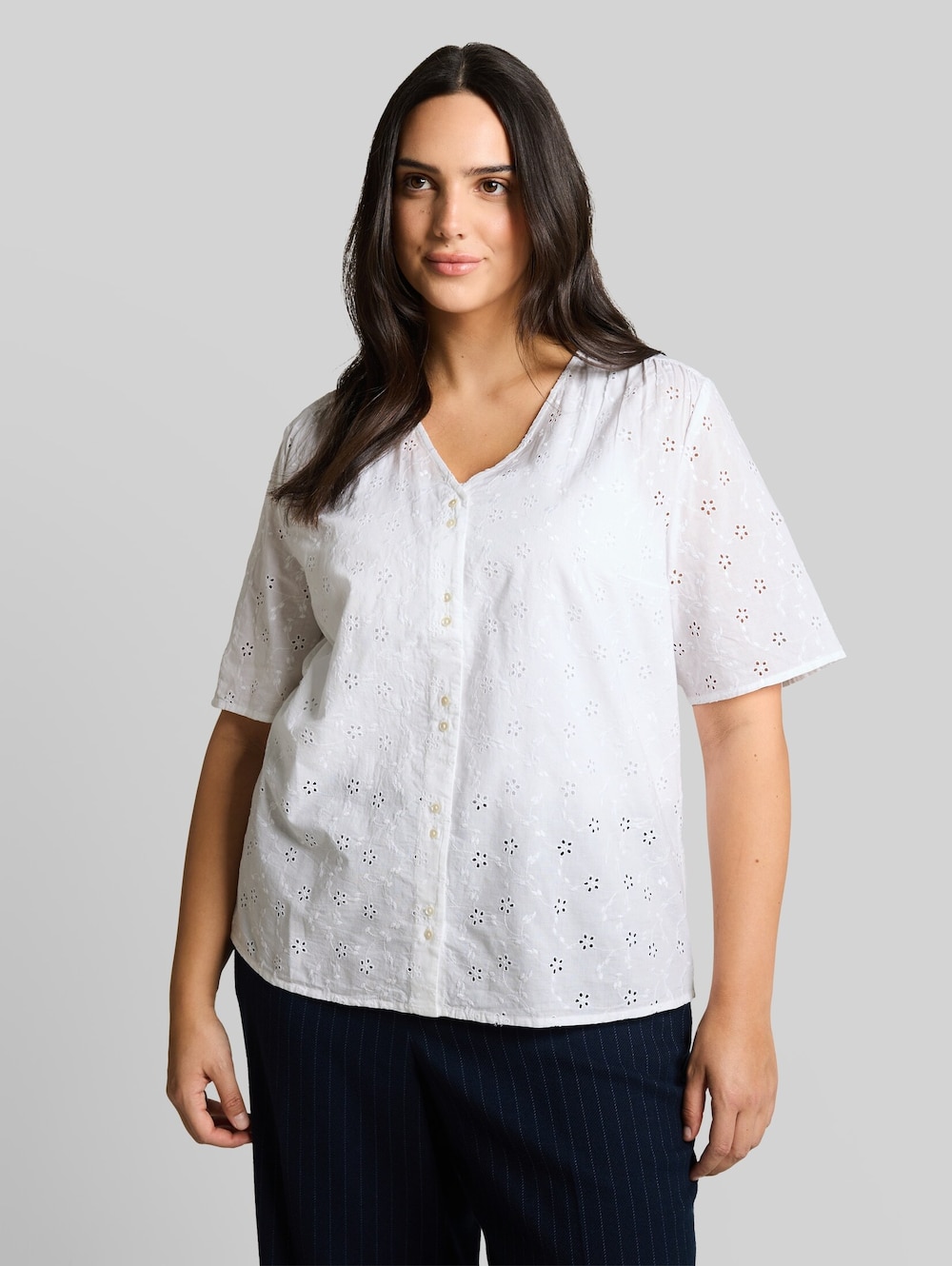 Bluse mit Lochstickerei