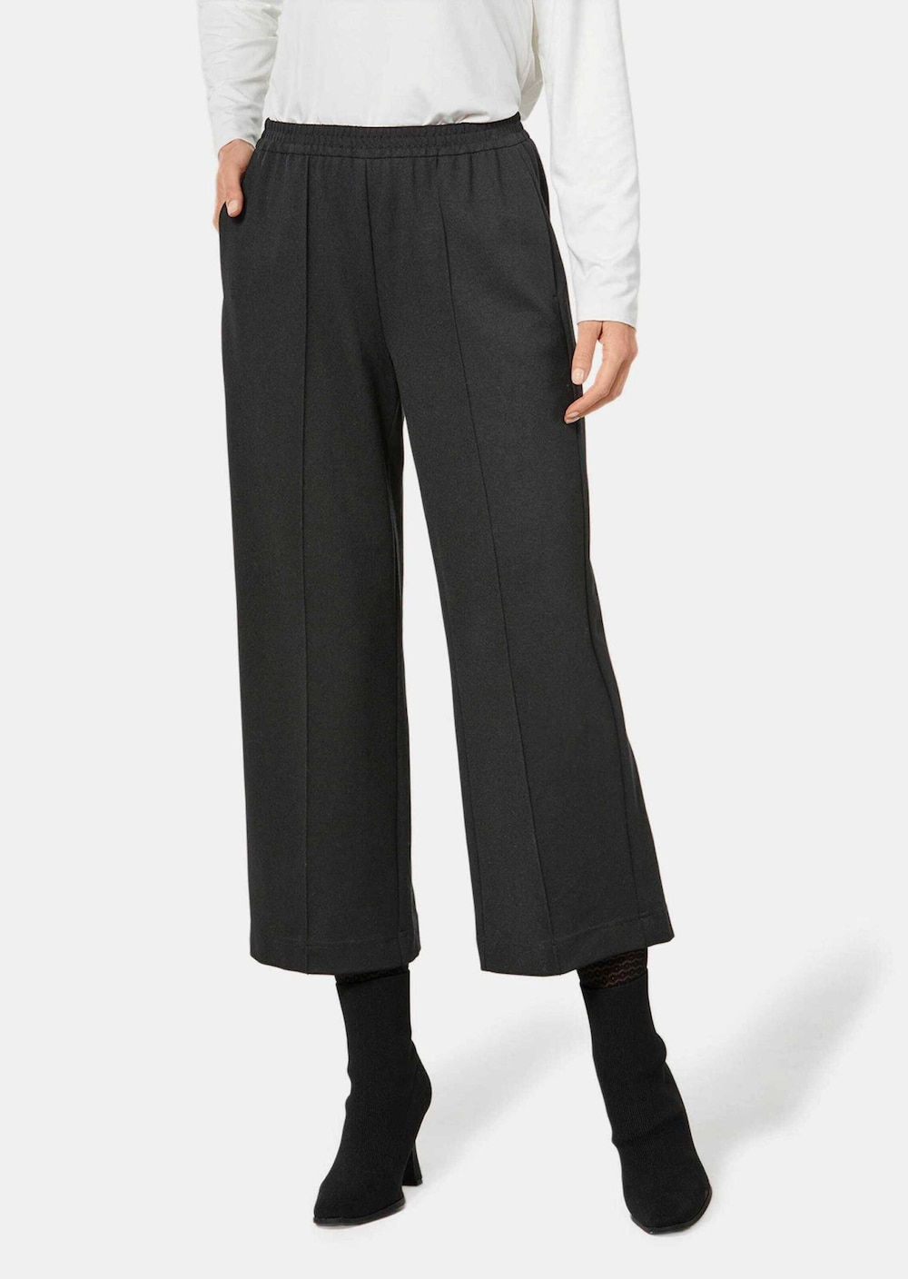 Moderne Hose mit streckenden Biesen