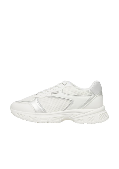 Sneaker mit Schnürung