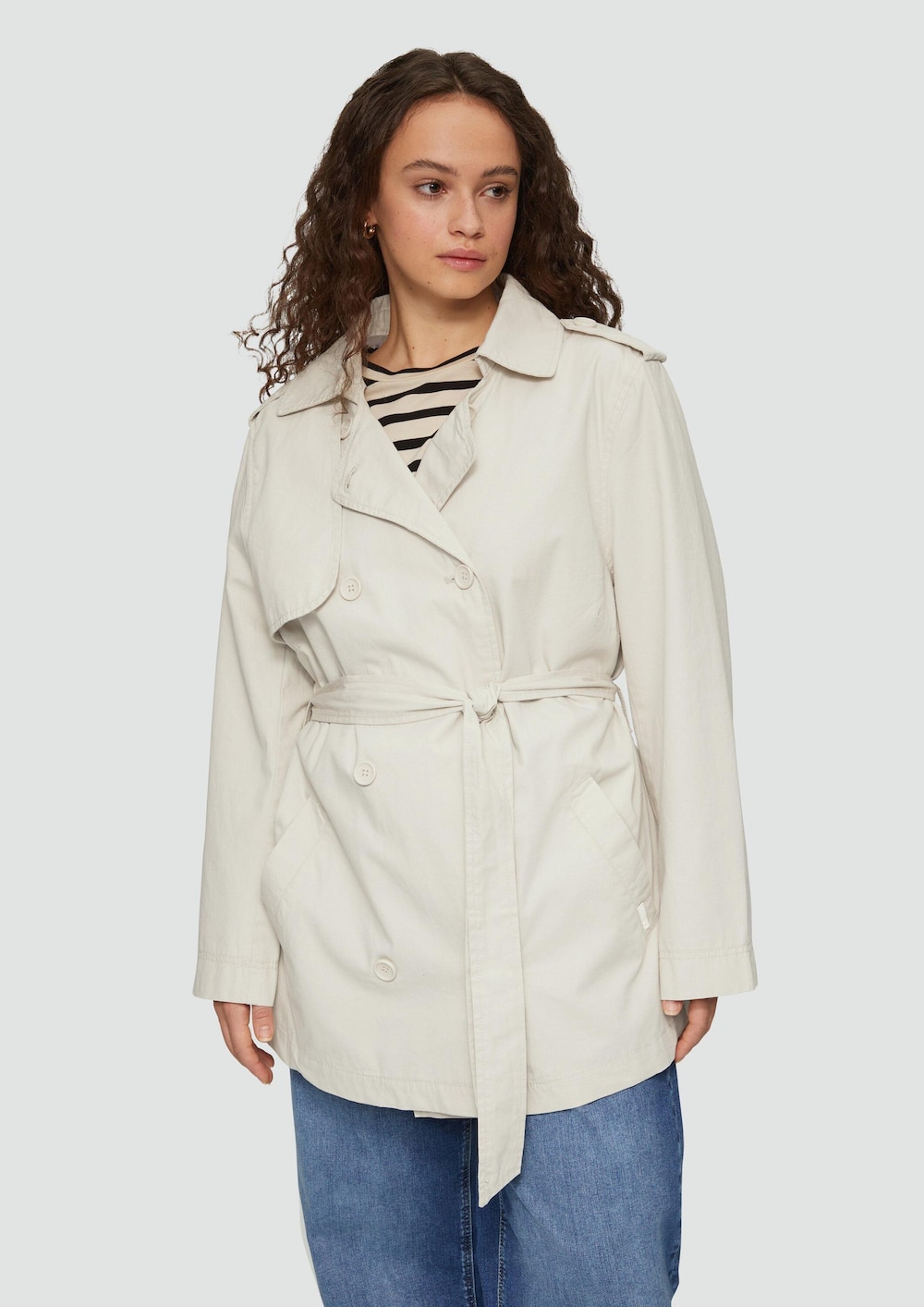 Kurzer Trenchcoat aus Baumwolle mit Gürtel