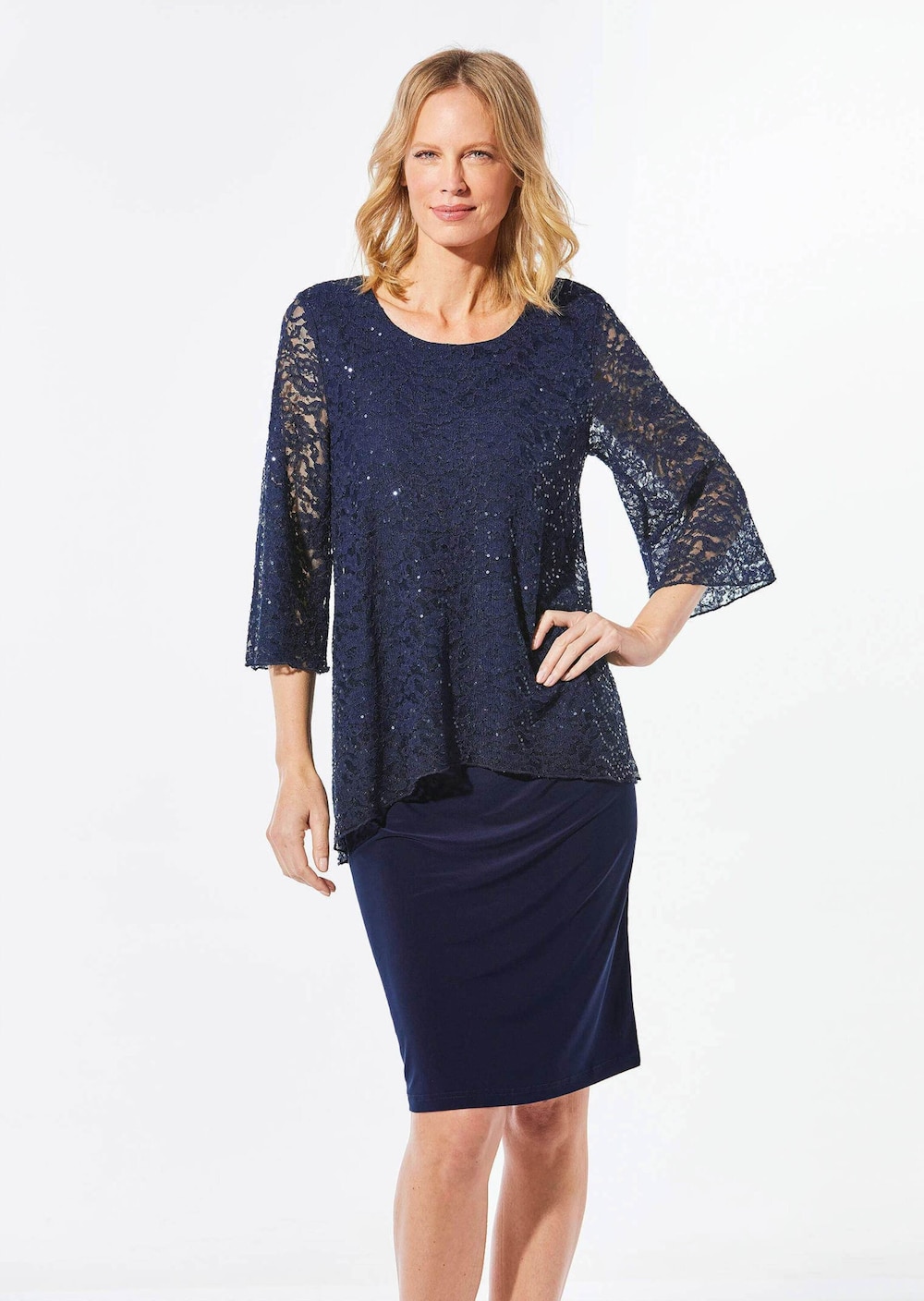 Kleid mit feinem Spitzenüberwurf