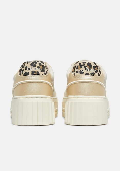 Sneaker mit Plateau-Sohle und Leo-Detail