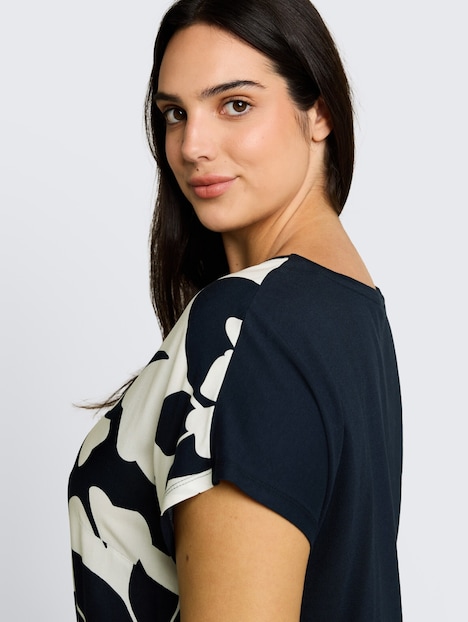 T-Shirt im Material-Mix