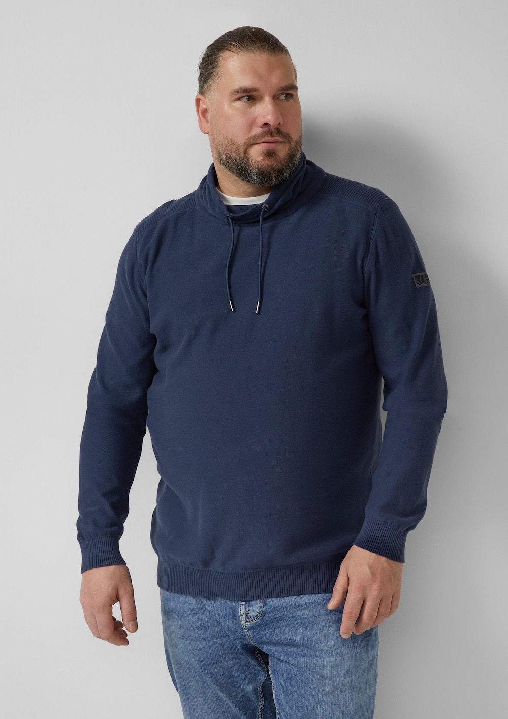 Leichter Pullover mit Snood-Kragen und Logo-Detail