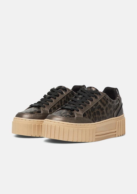 Sneaker mit Plateau-Sohle und Leo-Detail