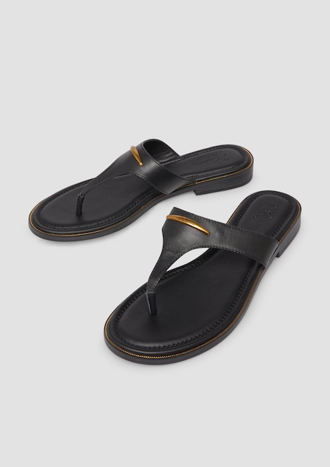Zehentrenner-Sandalen aus Leder mit dekorativem Detail