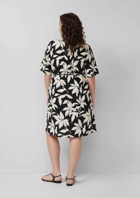 Strukturiertes Kleid mit Gürtel