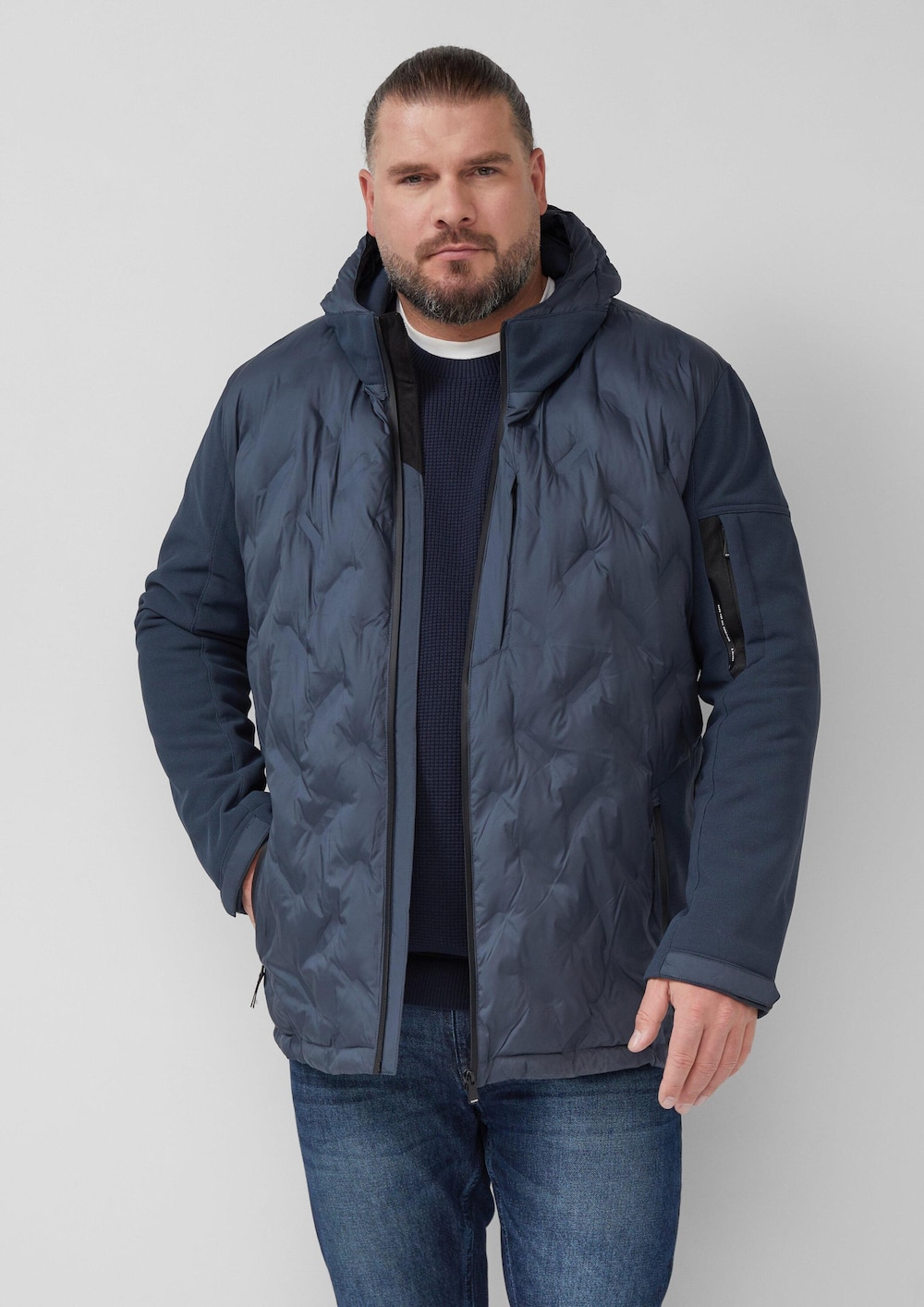 Hybrid-Jacke mit sportiven Details und Kapuze