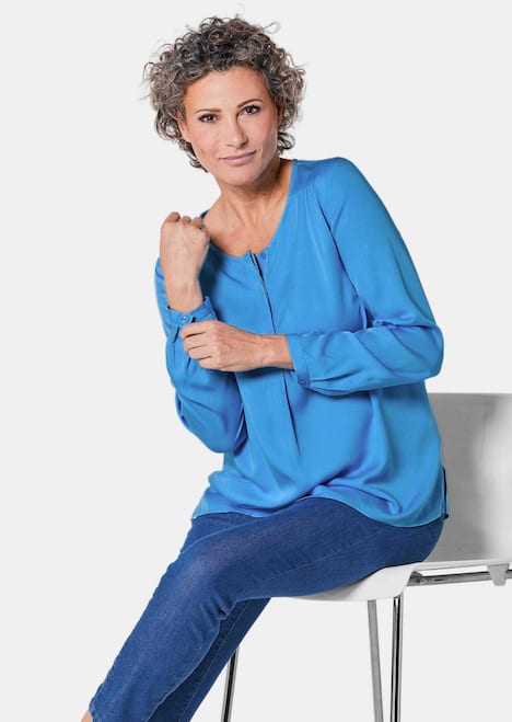 Figurschmeichelnde Schlupfbluse mit modischer Kragenverarbeitung