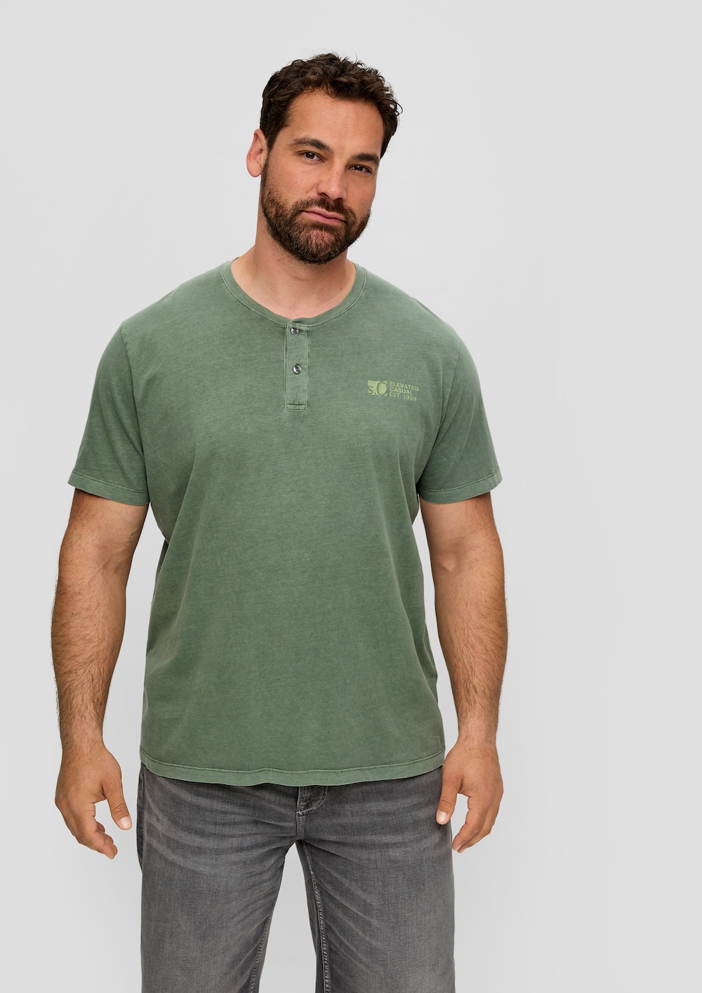 T-Shirt mit Garment Dye und Henley-Ausschnitt