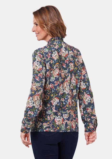 Druckbluse mit raffinierter Ausschnittlösung