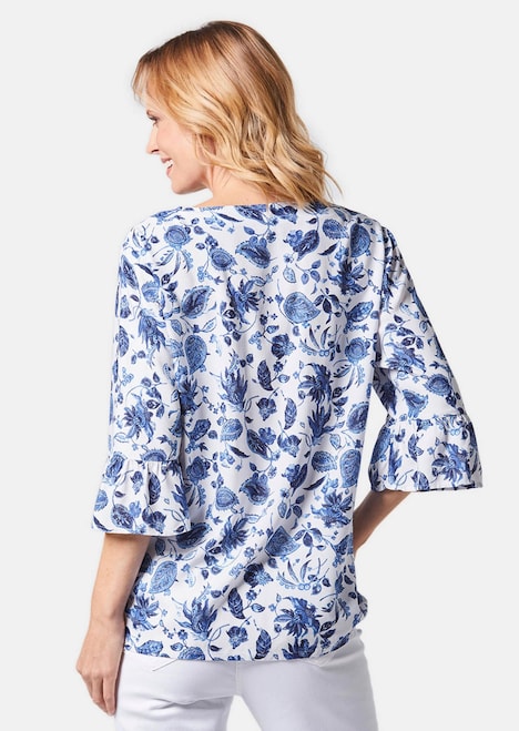 Druckbluse mit raffinierter Ausschnittlösung