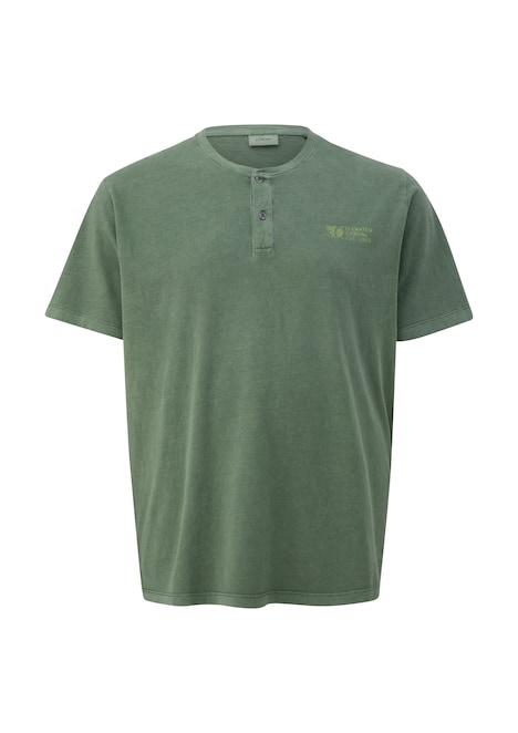 T-Shirt mit Garment Dye und Henley-Ausschnitt