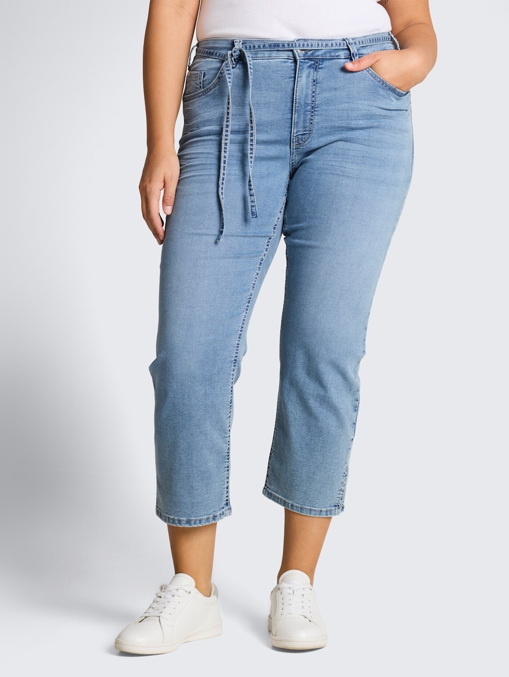 SLIM Jeans mit Bindegürtel