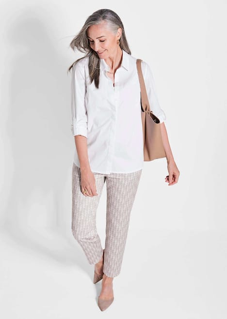 Weiße Damenbluse im längeren Schnitt