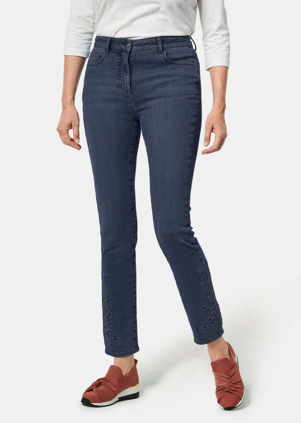 Kurzgröße - Jeanshose mit Stickerei am Saum