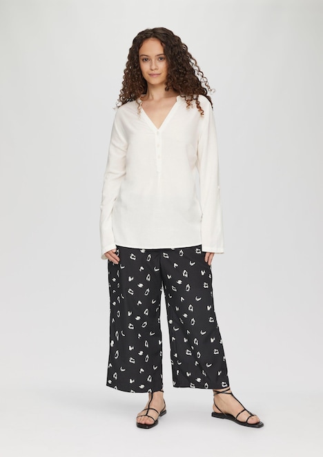 Bluse mit Stehkragen und Knopfleiste
