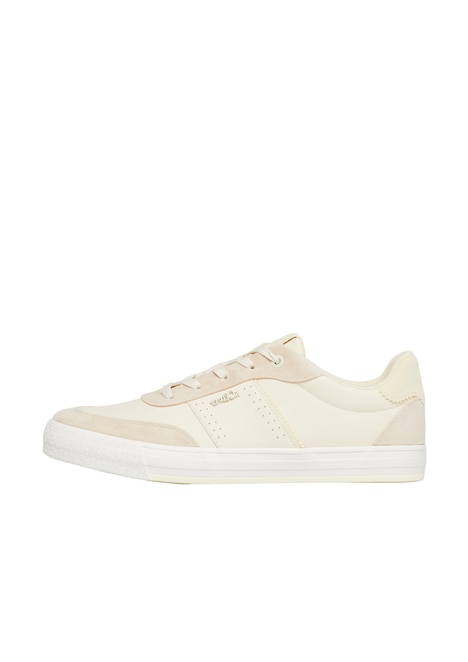 Sneaker mit Schnürung