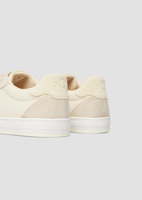 Sneaker mit Schnürung
